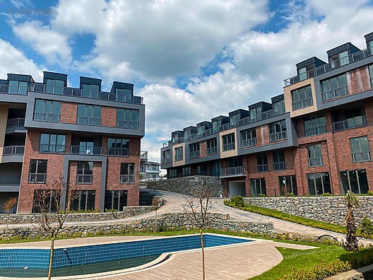 İZMİT KABAOĞLU BOULEVARD'DA KİRALIK EŞYALI 1+0 BAHÇELİ DAİRE